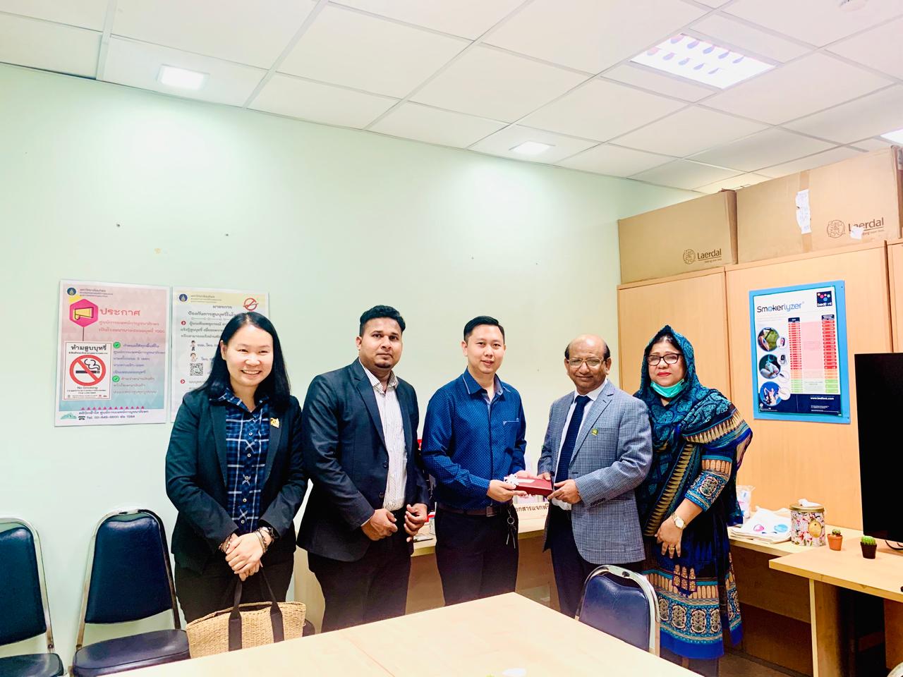 Token of appreciation exchange with Thai partner institution