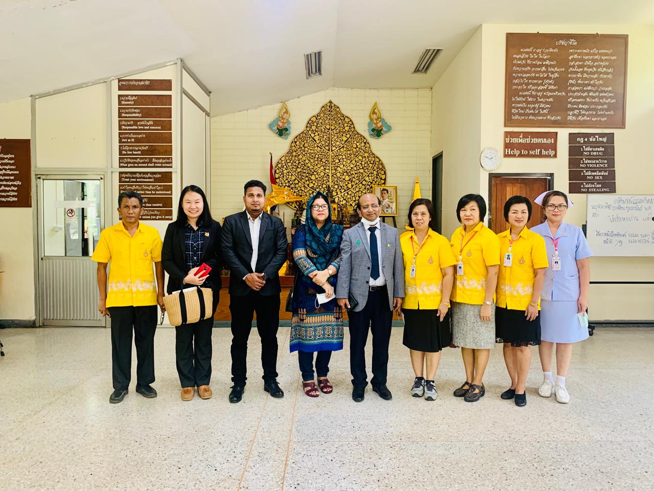 Group photo with Thai hospital staff during exposure visit